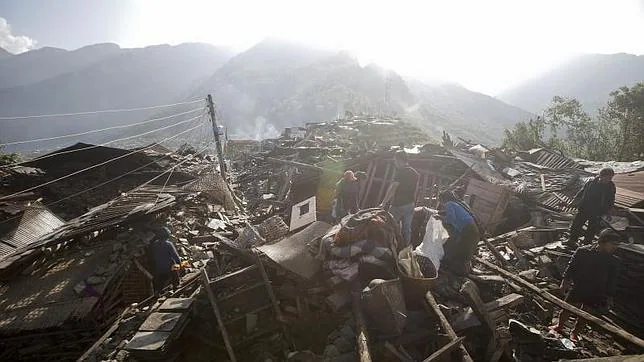 Un nepalí de más de cien años es rescatado ileso bajo los escombros de su casa