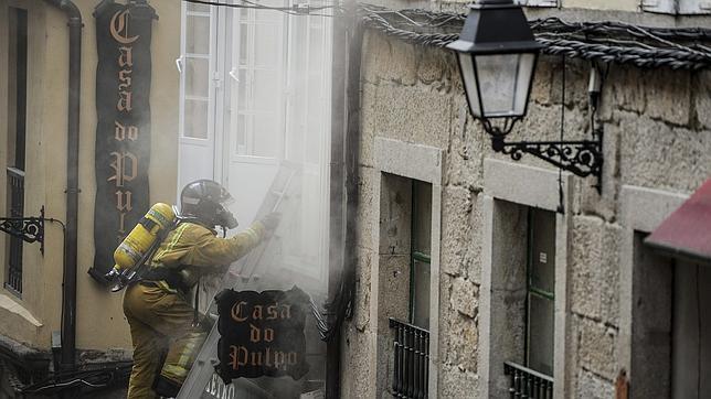 Un incendio en un bar junto a la Catedral de Orense obliga a desalojar a varios vecinos