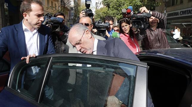 Rodrigo Rato, subiendo a su coche a la salida de su domicilio el 23 de abril de 2015