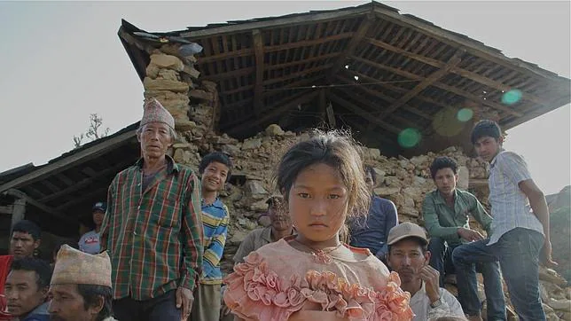 El potente seísmo de Nepal destruyó 60 de las 140 casas de piedra y adobe en la remota aldea de Kumpur-Bhajang, adonde aún no ha llegado la ayuda humanitaria al hallarse en la cima de una montaña