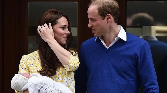 Los duques de Cambridge mostraron a su hija en la tarde del sábado, pocas horas después del nacimiento