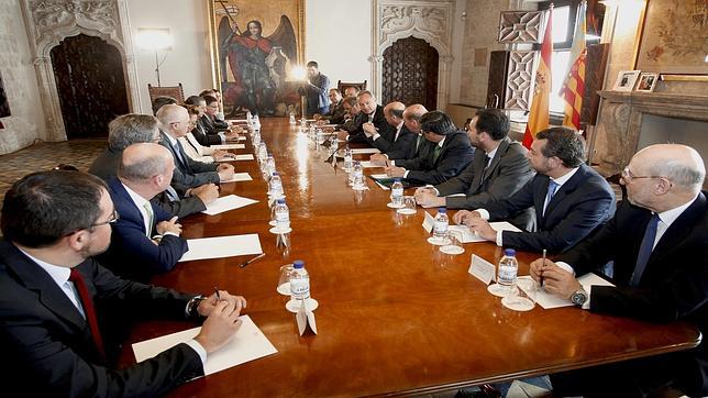 Imagen de la reunión de Fabra y De Guindos con empresarios valencianos