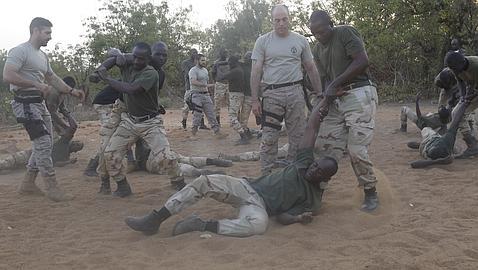Militares de operaciones especiales formando a militares en Malí / MDE