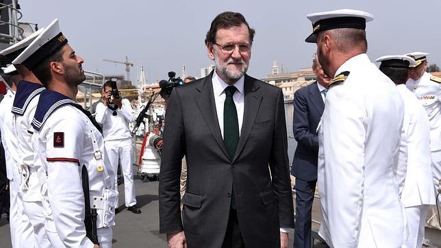 El presidente del Gobierno durante su visita a la base naval de Dakar