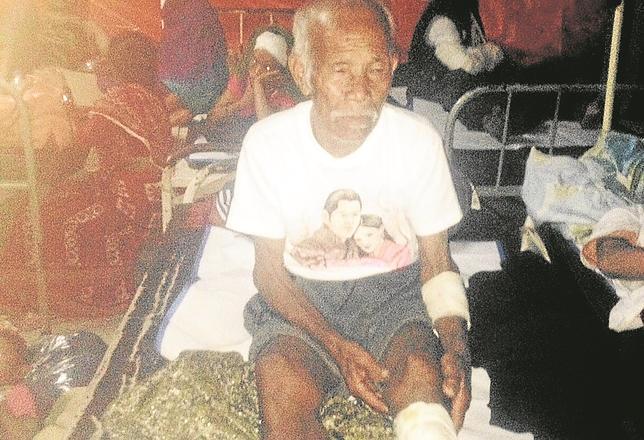 Fanchu Ghale, en el hospital tras ser rescatado después de vivir una semana bajo los escombros de su casa