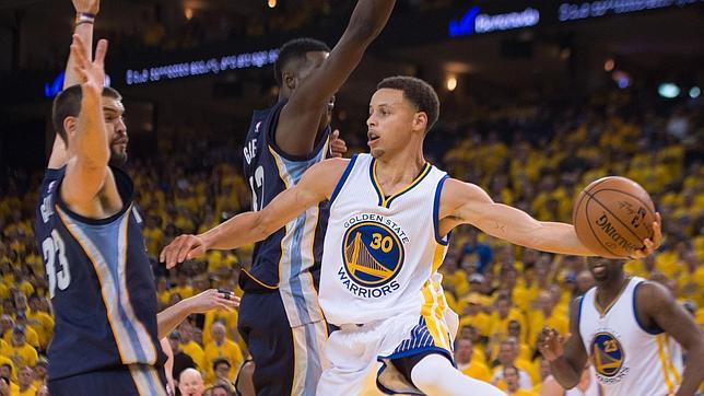 Curry exhibe su poder ante los Grizzlies de Marc Gasol y adelanta a los Warriors