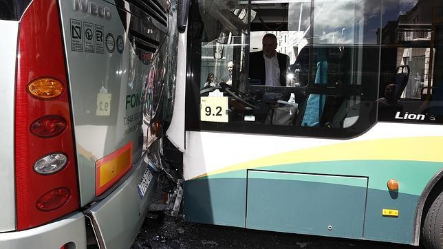 Once heridos leves al chocar dos autobuses en el centro de Pamplona