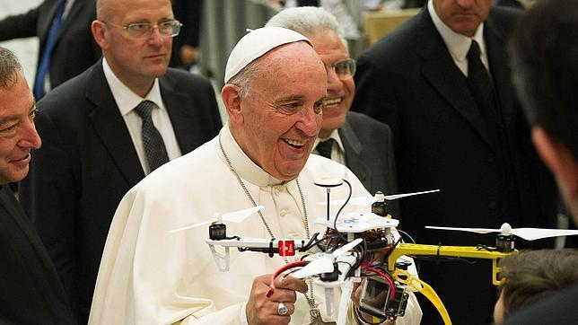 El Papa Francisco mostró su sorpresa al recibir un dron como regalo