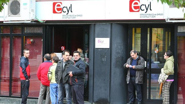 El número de parados en Castilla y León cayó en 11.455 personas en abril