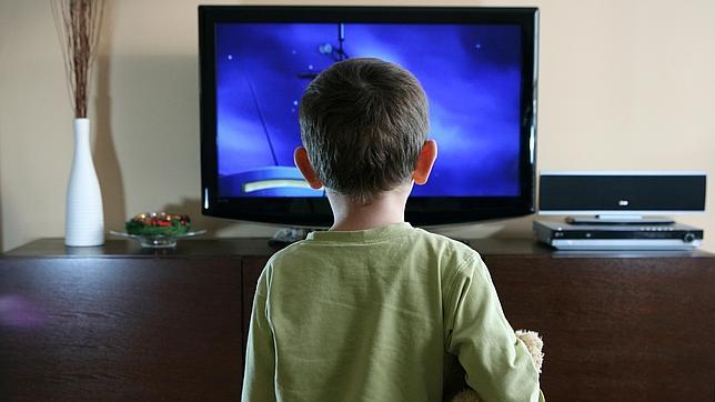 Los niños ven en promedio cuatro horas y media de televisión al día