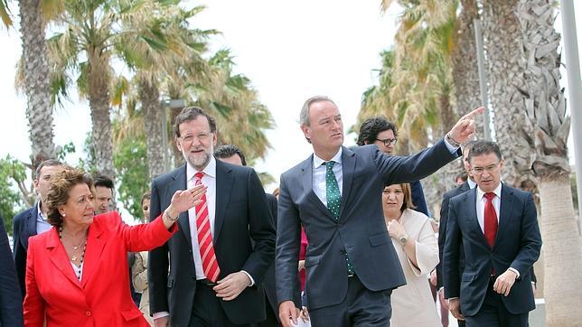 Rajoy aprovecha su visita a Valencia para pasear y comer en la playa