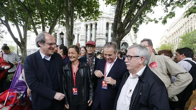 El líder de Comisiones Obreras, José Ignacio Toxo, junto a los candidatos socialistas a las elecciones autonómicas y municipales en Madrid