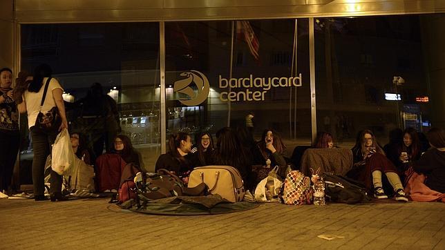 Fans de 5 Seconds of Summer acampan en el Barclaycard Center desde hace un mes