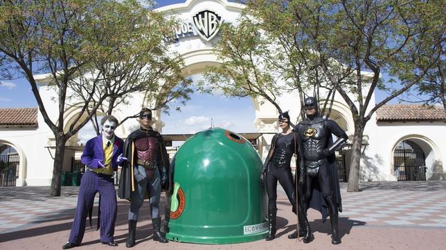 Batman, Superman y Catwoman retan a los madrileños a reciclar vidrio