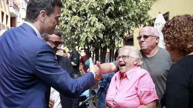 Pedro Sánchez apoya al PSC en Tenerife mientras le gritan «guapetón» por la calle