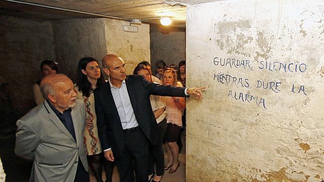 El alcalde y varios concejales han visitado el refugio de Séneca en la primera visita guiada