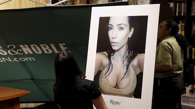 Kardashian prohibe las «autofotos» en la presentación de su libro de «selfies»