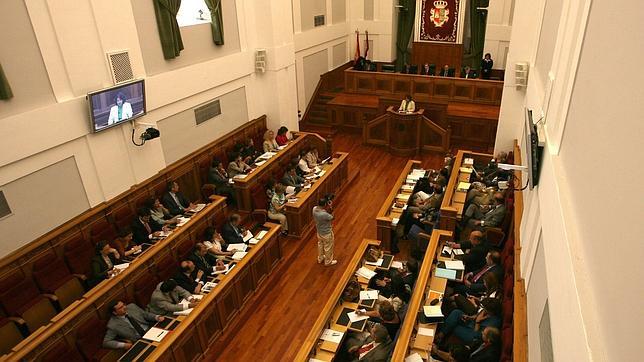 El TSJCM tumba el recurso del PSOE contra la reducción del sueldo de los diputados