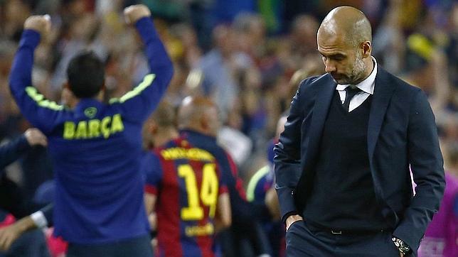 Guardiola, cabizbajo mientras los jugadores del Barça celebran la victoria