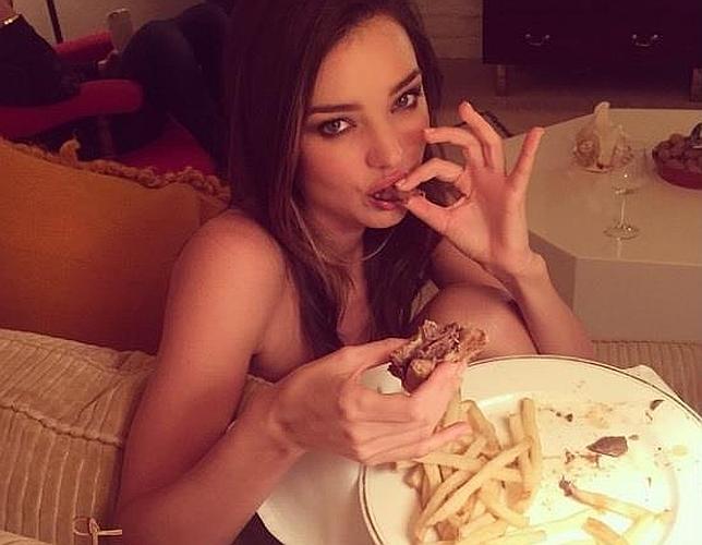 Miranda Kerr se desnuda para comer una hamburguesa grasienta