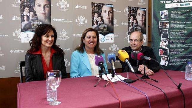 De izquierda a derecha: la actriz Silvia Marsó, la concejala de Cultura Rosana Rodríguez y el director Francisco Vidal