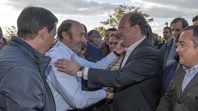 Rubalcaba cree que las encuestas son muy «volátiles» aunque valora los mejores resultados del PSOE en el CIS