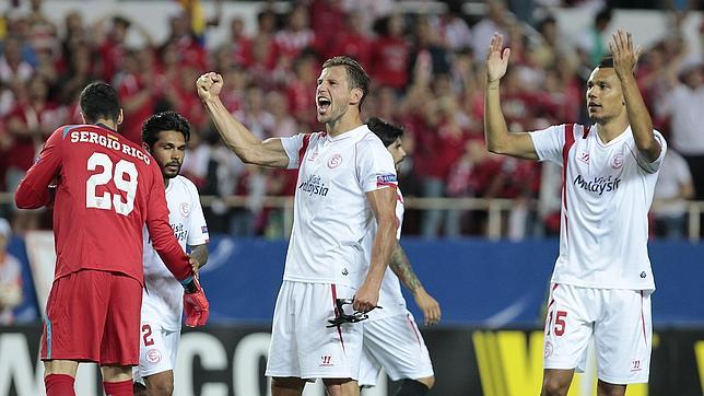 El Sevilla acaricia la final de Varsovia tras un gran partido de Aleix Vidal