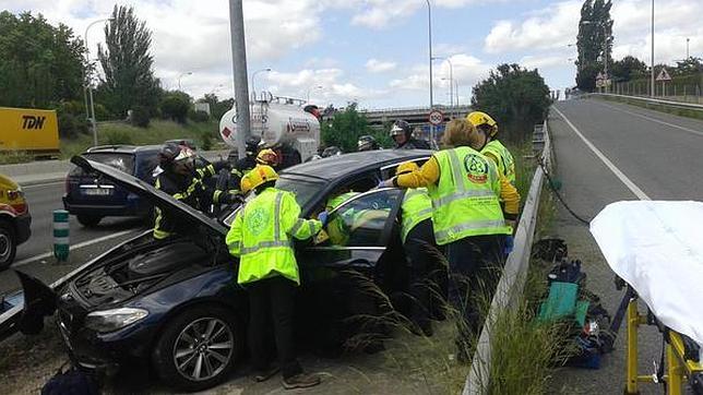 Un accidente entre un camión cisterna de gasoil y un turismo atasca la M-40