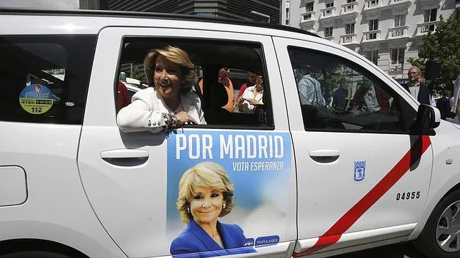 Esperanza Aguirre en uno de los taxis que durante la campaña electoral llevará su imagen