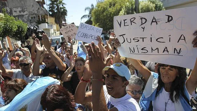 Un grupo de argentinos pide justicia tras la extraña muerte del fiscal Alberto Nisman, en Buenos Aires