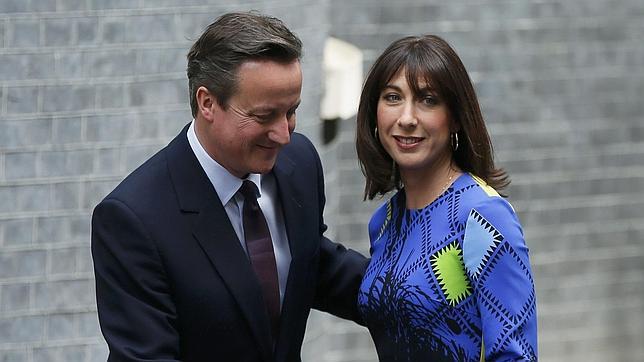 Cameron y su mujer después del encuentro con la Reina