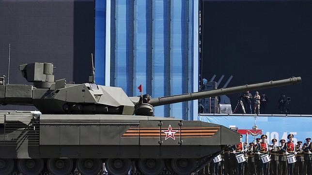 Al tanque ruso T-14 de última generación se le cala el motor en pleno ensayo general en la Plaza Roja