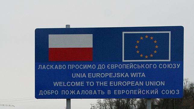 Cartel fronterizo en Polonia con la bandera de la Unión Europea