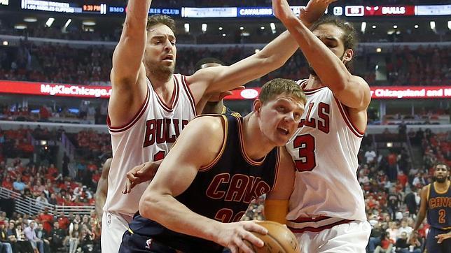 Pau Gasol se lesiona en la victoria de Bulls sobre Cavaliers en el tercer partido de la serie