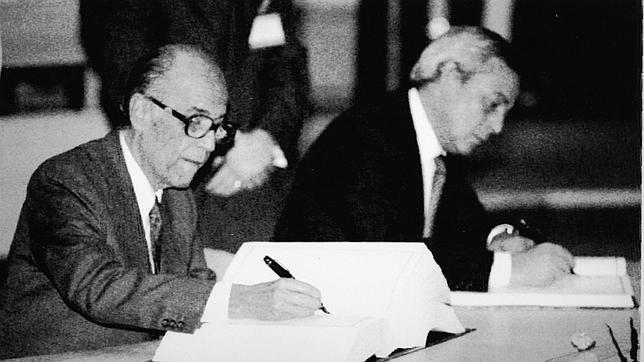 Firma del tratado que crea el Euro