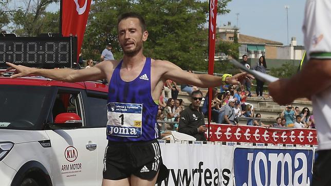 Carles Castillejo gana el campeonato de España de Medio Maratón en Granada