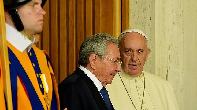 Raúl Castro: «Si el Papa sigue así, volveré a la iglesia católica»