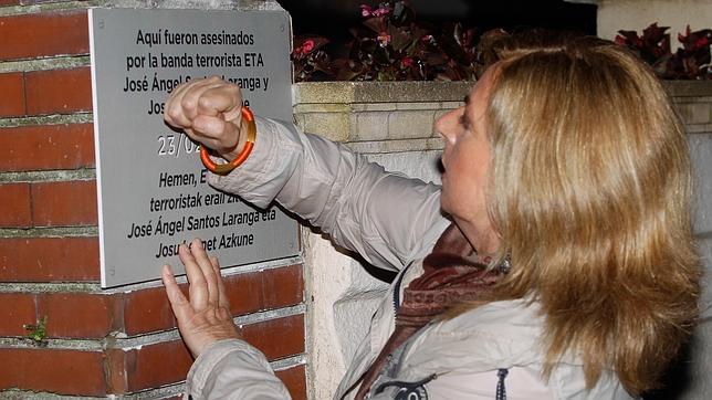 Covite coloca 73 placas en memoria de víctimas del terrorismo en San Sebastián