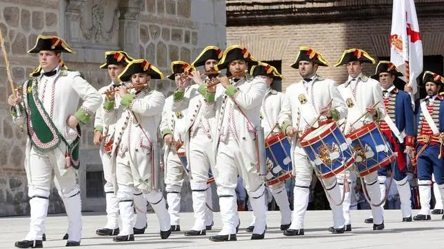 La guardia saliente y entrante han usado uniformes de la época de Carlos III