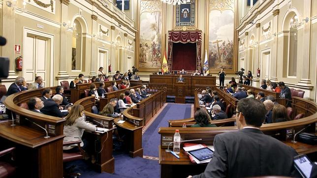 Panorámica del salón de plenos del Parlamento de Canarias