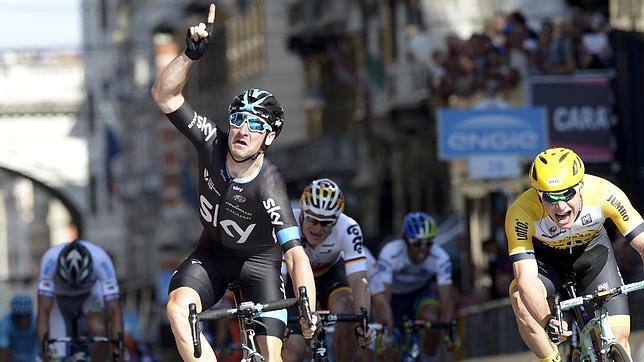 Viviani se lleva el primer sprint del Giro en una accidentada etapa