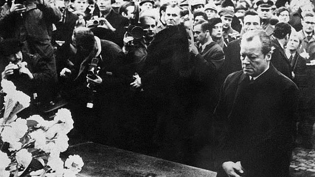 Willy Brandt se arrodilla frente al monumento dedicado a las víctimas del gueto de Varsovia