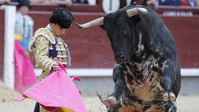 Caballero se tira a matar sin muleta y corta una oreja en San Isidro