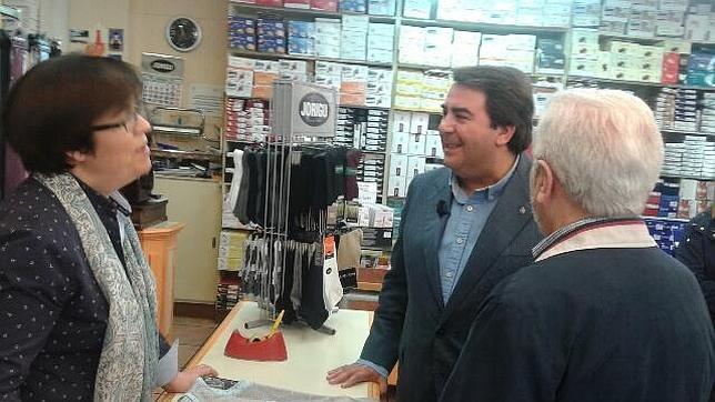 Negreira habla con algunos comerciantes