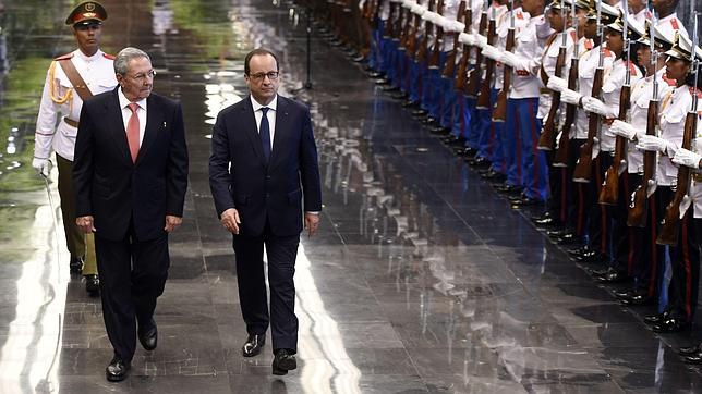 Raúl Castro y Hollande durante un acto oficial antes de visitar a Fidel