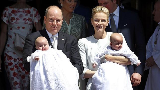 Alberto II de Mónaco con el príncipe Jacques y la princesa Charlene con Gabriella en brazos