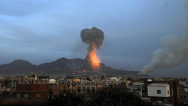 Vista de una explosión en un almacén de misiles controlado por el movimiento chií de los hutíes, tras un bombardeo de la coalición árabe liderada por Arabia Saudí, en Saná, Yemen