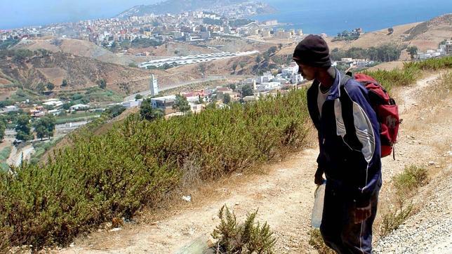 Marruecos intercepta a decenas de inmigrantes en los bosques próximos a Ceuta