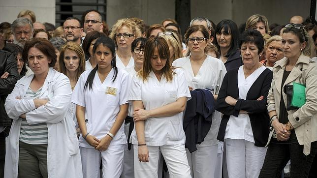 El personal sanitario del CHUO guarda un minuto de silencio para condenar la muerte de la mujer