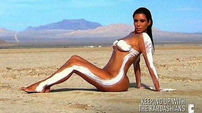 Kim Kardashian se desnuda en el desierto de California